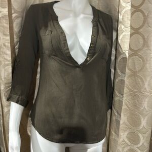 Le chateau green button up long sleeve medium